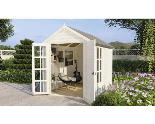 Zahradní domek s otevřenými dvoukřídlými dveřmi v upravené zahradě