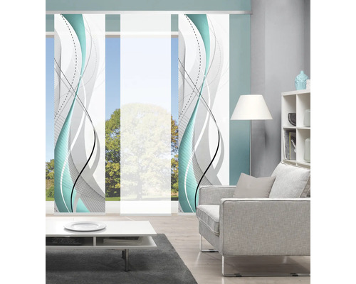 Obývací pokoj s posuvnými závěsy s abstraktním vzorem