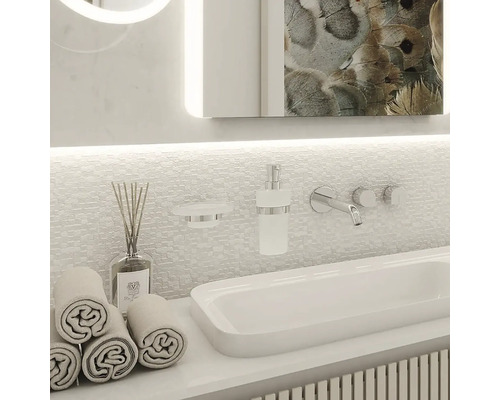 Moderní koupelna s umyvadlem, ručníky, dávkovačem mýdla a zrcadlem