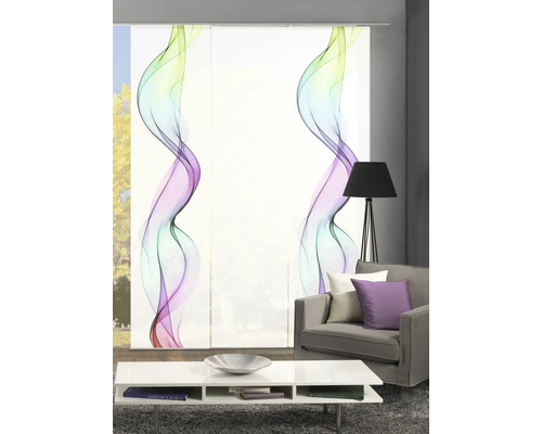 Obývací pokoj s posuvnými závěsy s vlnovým vzorem