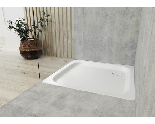 Obdélníková sprchová vanička ze sanitárního akrylátu v koupelně.