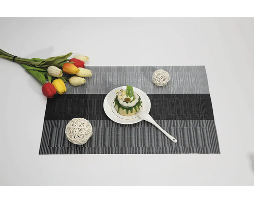 Šedý prostírání s dezertem a dekorací