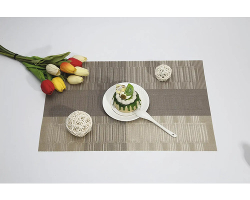 Prostírání s výzdobou, dezertem a dekorací