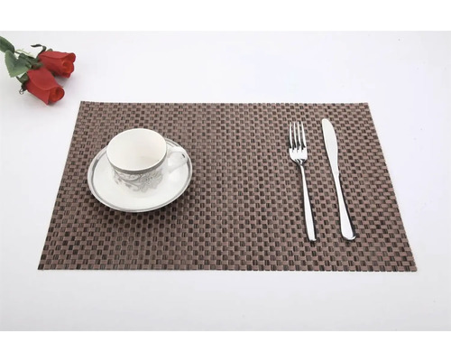 Prostírání s šálkem, vidličkou a nožem