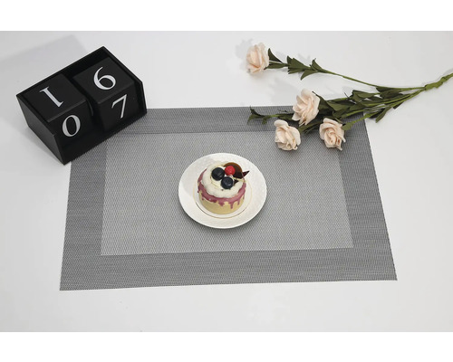 Prostírání s dortem a dekorací