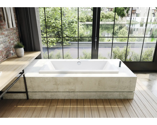 Volně stojící vana ve světlé koupelně s výhledem na jezero