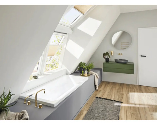 Světlá koupelna se střešními okny, vanou, umyvadlem a zrcadlem v moderním domě.