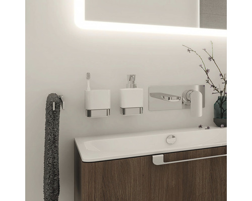 Moderní koupelna s umyvadlem, vodovodní baterií, ručníkem a doplňky