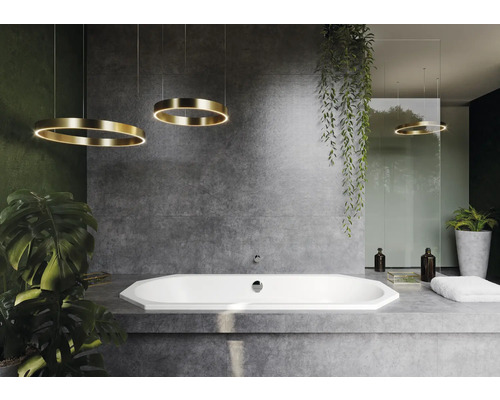 Světlá koupelna s volně stojící vanou, závěsnými svítidly a pokojovými rostlinami pro relaxační atmosféru.