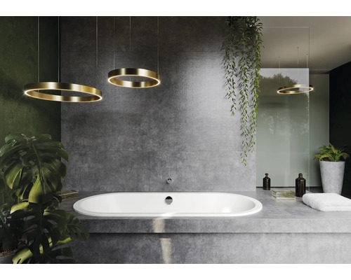 Koupelna s vanou, rostlinami a kruhovými lampami