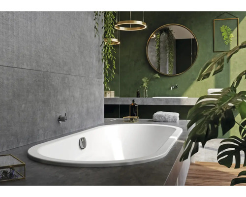 Moderní koupelna s vanou, umyvadlem, zrcadlem a rostlinami