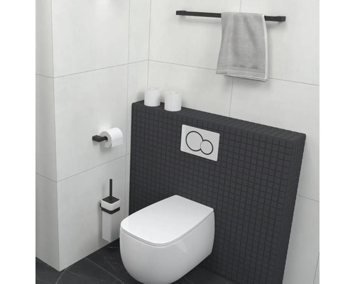 Moderní koupelna s závěsným WC, držákem toaletního papíru, WC štětkou a držákem ručníků