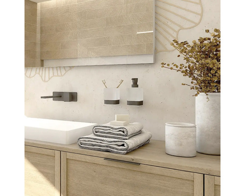 Koupelna s umyvadlem, ručníky, mýdlem, kelímkem na zubní kartáčky, dávkovačem mýdla, zrcadlem a dekorací na dřevěné spodní skříňce.