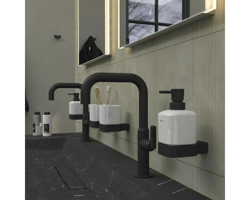Koupelnové umyvadlo s černou armaturou, dávkovačem mýdla a držákem na kelímek
