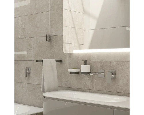 Moderní koupelna s umyvadlem, baterií, zrcadlem a držákem na ručníky