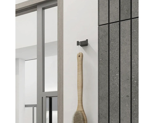 Koupelnová scéna s hákem a kartáčem