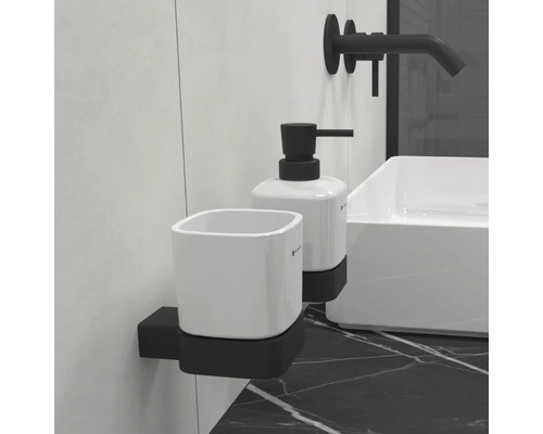 Moderní koupelna s dávkovačem mýdla a držákem na kelímek v bílé a černé barvě
