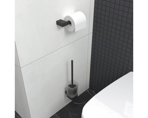 Držák toaletního papíru a WC štětka v moderní koupelně.