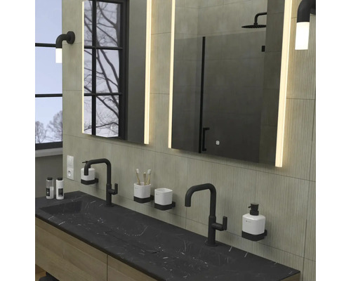 Koupelna s umyvadlem, zrcadly a osvětlením