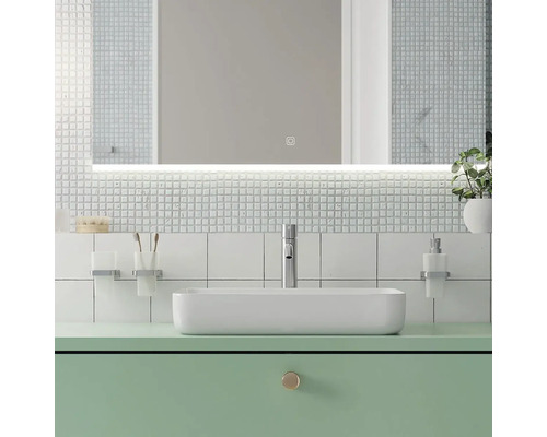 Koupelna s umyvadlem, vodovodní baterií, zrcadlem a úložnými prostory pro koupelnové doplňky