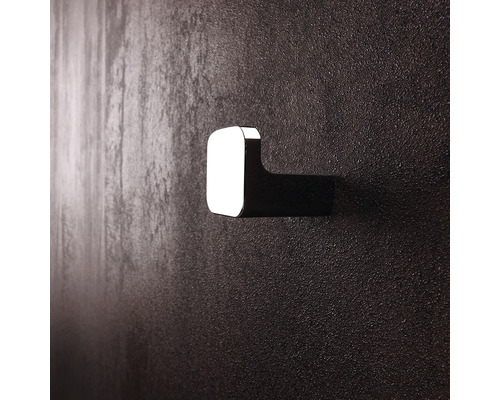 Kovový nástěnný hák pro vybavení koupelen a toalet