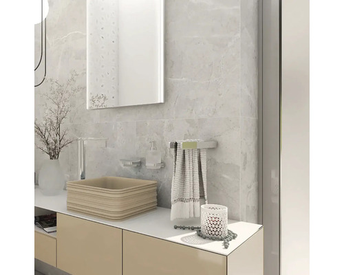 Moderní koupelna s umyvadlem, zrcadlem, držákem na ručníky a doplňky