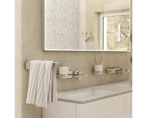 Koupelna se zrcadlem, umyvadlem, držákem na ručníky a koupelnovými doplňky