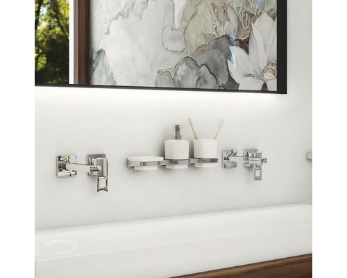 Vybavení koupelny s bateriemi, dávkovačem mýdla, držákem na zubní kartáčky a zrcadlem