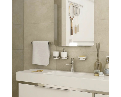 Moderní koupelna s umyvadlem, vodovodní baterií, držákem na ručníky, zrcadlem a koupelnovými doplňky