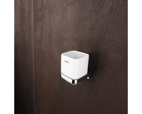 Bílý kelímek na zubní kartáčky s chromovaným držákem na zdi