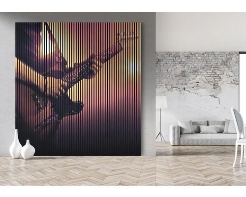 Dekorační deska s motivem kytary v obývacím pokoji