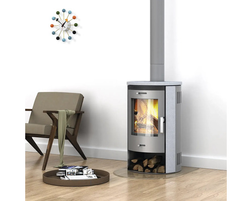 Krbová kamna v obývacím pokoji s křeslem a dekorací