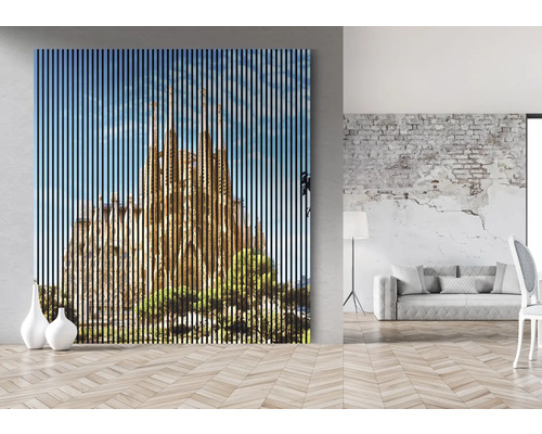 Obývací pokoj s dekorativním obrazem Sagrada Familia s dřevěnými lamelami