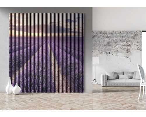 Nástěnný panel s motivem levandulového pole v moderním obývacím pokoji