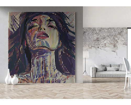 Velký nástěnný obraz se svislými pruhy a ženskou tváří v obývacím pokoji
