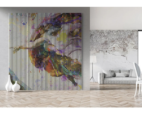 Dekorativní nástěnné panely s abstraktním designem v světlém obývacím pokoji.