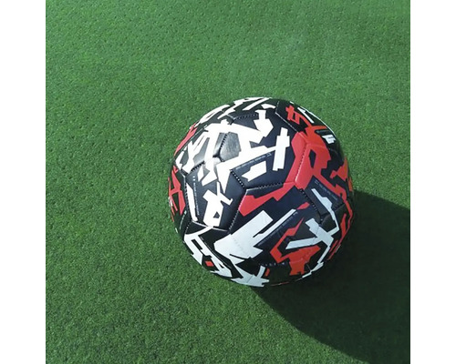 Fotbalový míč se vzorem na zeleném pozadí