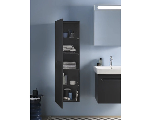 Koupelna s otevřenou závěsnou skříňkou, umyvadlem a zrcadlem