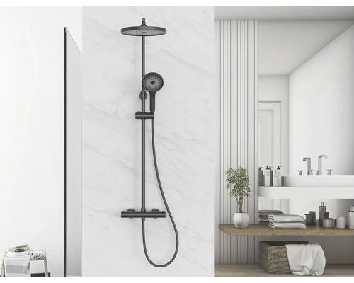 Sprchový systém s hlavovou a ruční sprchou v moderní koupelně.