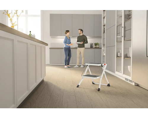 Dvou schůdkový žebřík pro domácnost z kovu v moderním kuchyňském prostředí