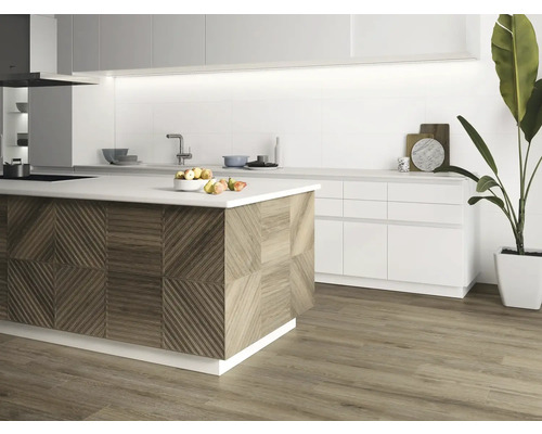 Moderní kuchyně s kuchyňským ostrovem, bílými skříňkami a dřevěnou podlahou.