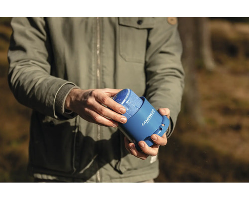 Osoba vyměňuje plynovou kartuši Campingaz