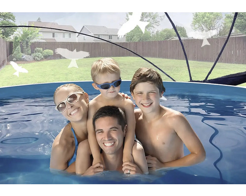Rodina v kulatém nadzemním bazénu na zahradě