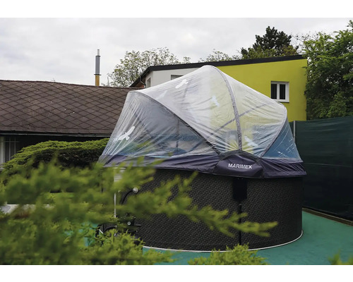 Vířivka Marimex se zastřešením na zahradě.