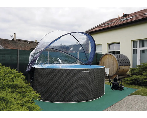 Kulatý bazén Marimex s krytem na zahradě.