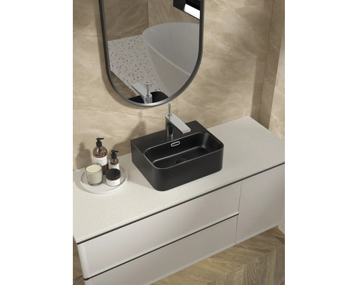 Moderní koupelna s černým umyvadlem na desku, baterií, zrcadlem a spodní skříňkou