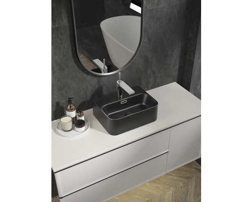 Moderní koupelna s černým umyvadlem na desku, umyvadlovou skříňkou a zrcadlem