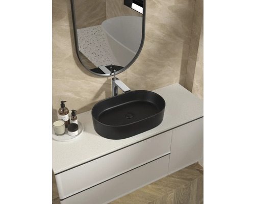 Moderní koupelna s umyvadlem na desku, zrcadlem a umyvadlovou skříňkou