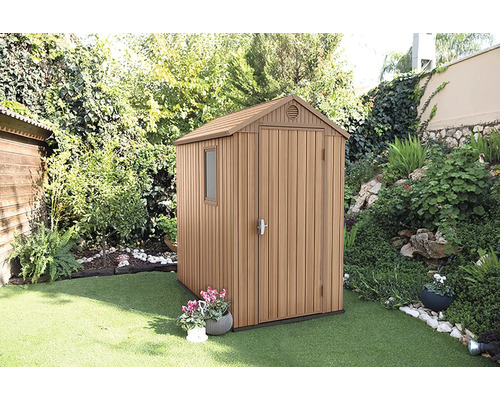 Plastová zahradní bouda s oknem a dvoukřídlými dveřmi na zahradě.