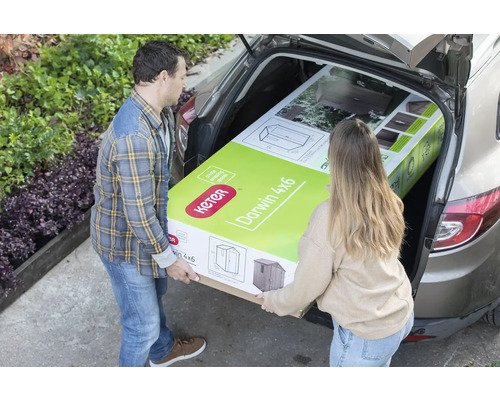 Dvě osoby nakládají zahradní domek Keter Darwin 4x6 do auta.